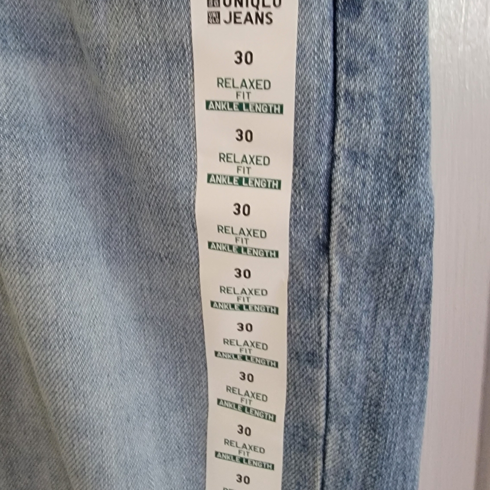 Uniqlo Relaxed fit Tapered Ankle Jeans  Size 30 NWT